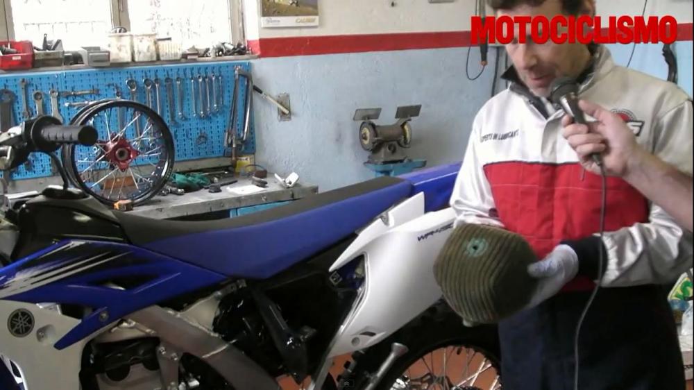 Manutenzione moto da fuoristrada: pulizia del filtro dell'aria -  Motociclismo Fuoristrada