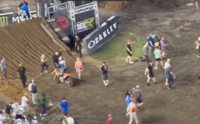 Video: il pubblico invade la pista di Daytona prima della fine della gara