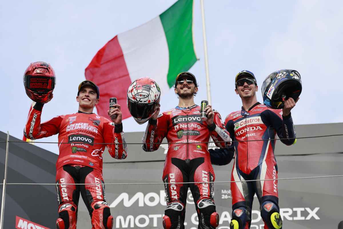 Bagnaia sul podio con Marquez