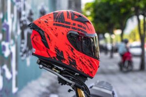 Casco color arancione per moto
