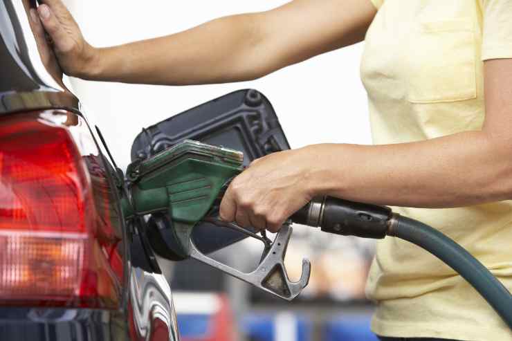 Donna fa il pieno: il prezzo aumenta