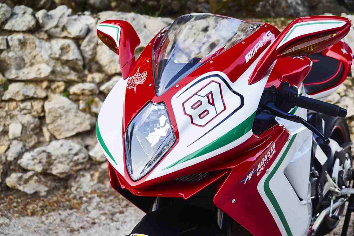 Una moto MV Augusta parcheggiata
