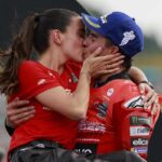 Marquez bacia la sua fidanzata