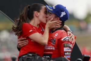 Marquez bacia la sua fidanzata