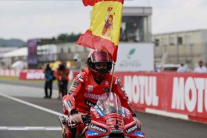 Marc Marquez festeggia il titolo con la Ducati