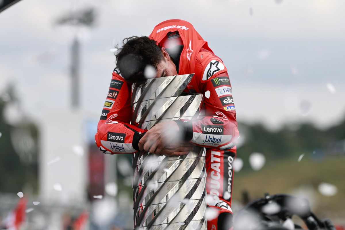 Marquez abbraccia la coppa di campione del Mondo