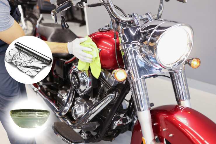 Un uomo pulisce la sua moto