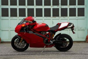 Una moto sportiva in primo piano