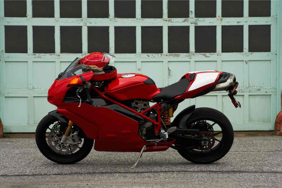 Una moto sportiva in primo piano