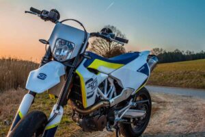 Una moto da crosso parcheggiata