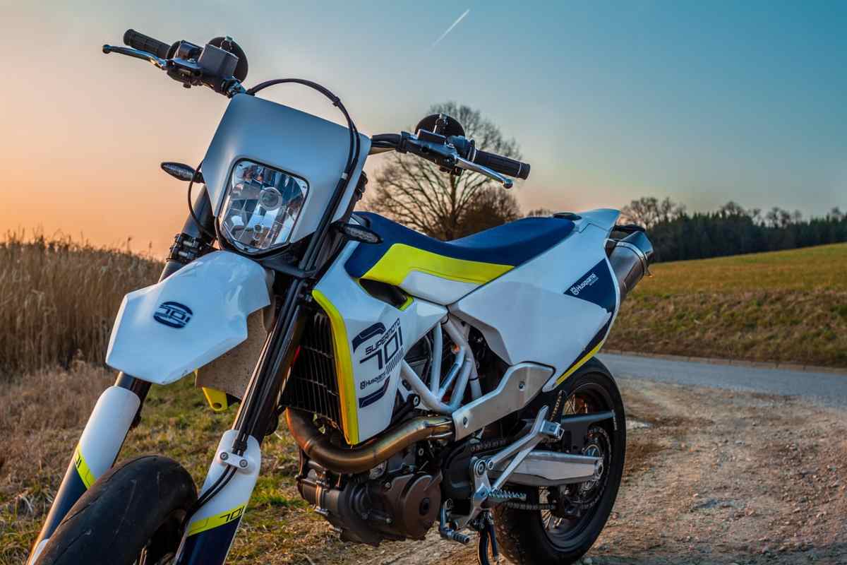 Una moto da crosso parcheggiata