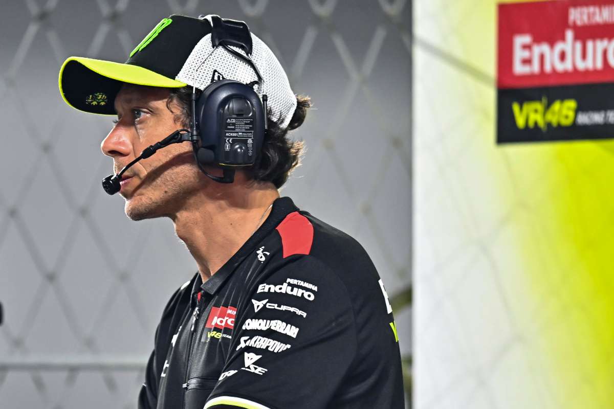 Rossi con le cuffie a bordo pista