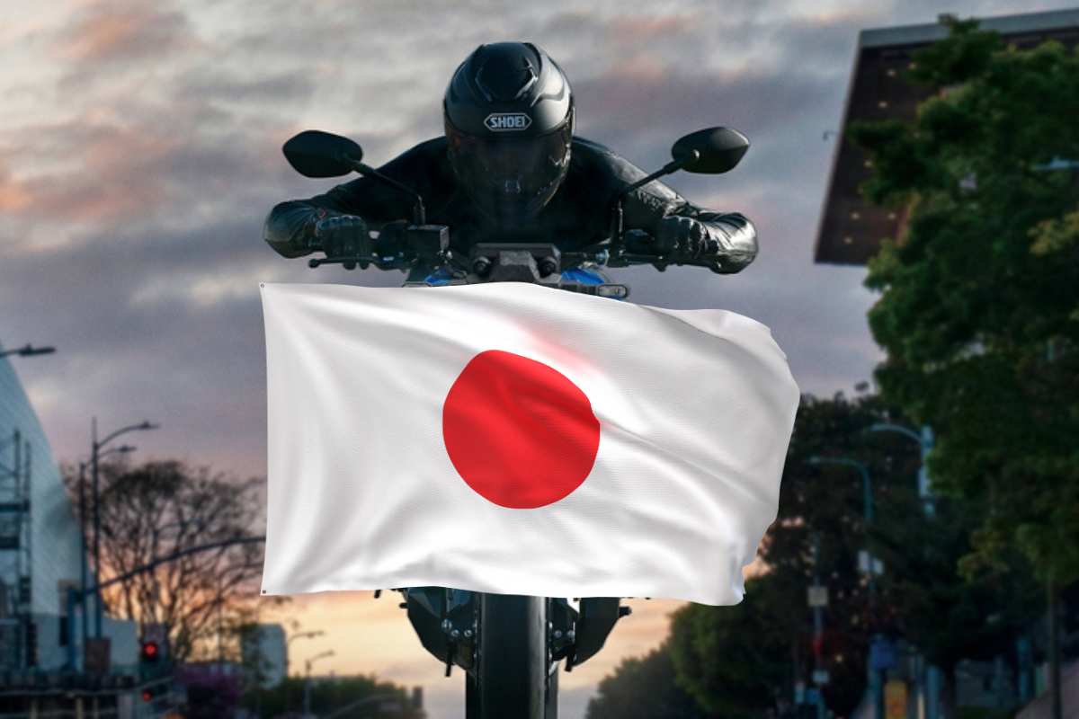 Suzuki GSX-S1000 Evo con la bandiera del Giappone