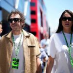 Valentino Rossi cammina con sua moglie