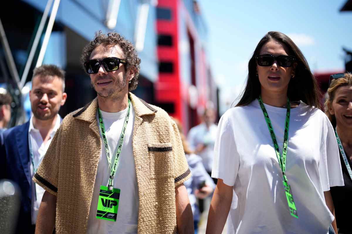 Valentino Rossi cammina con sua moglie