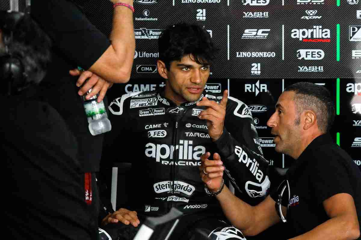 Jorge Martin al box Aprilia
