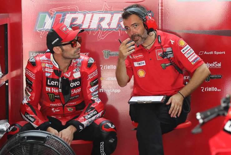 Michele Pirro nel box Ducati