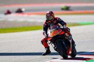 Maverick Vinales in pista con la KTM