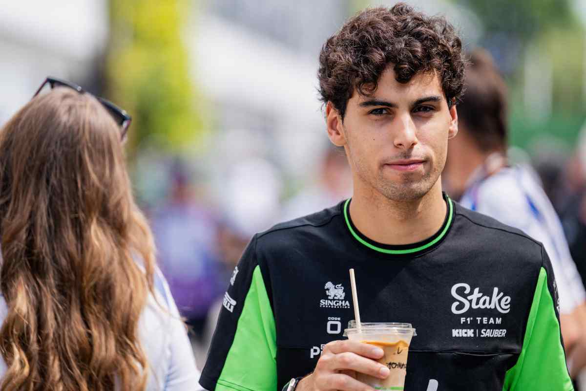 Gabriel Bortoleto all'interno del paddock