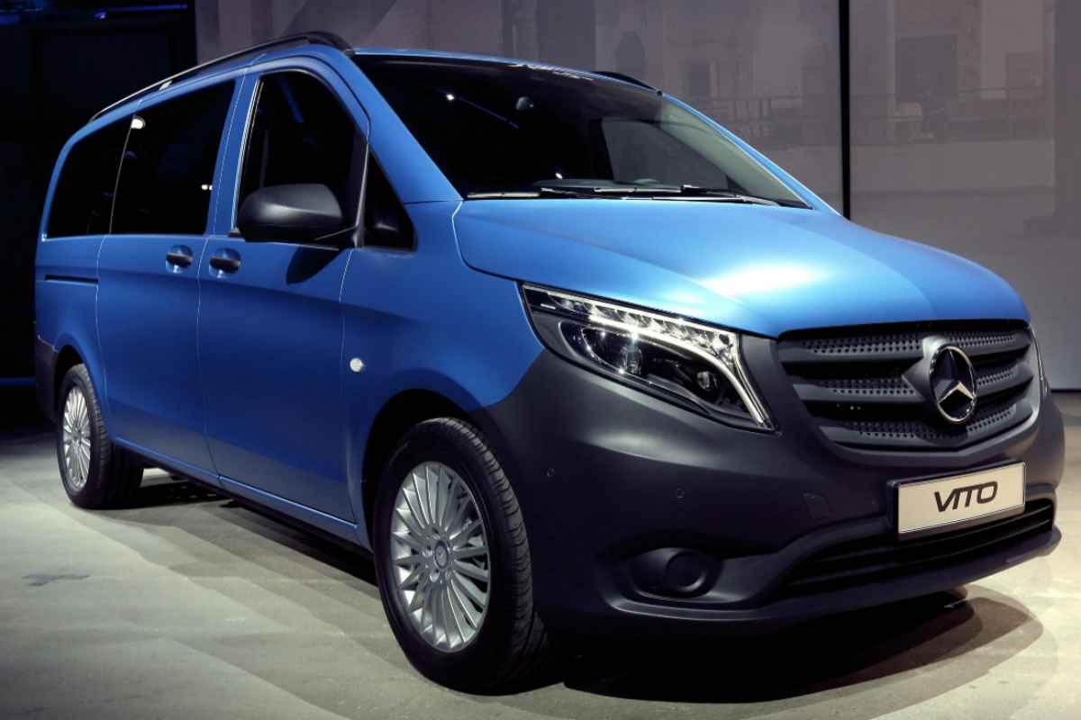 Un Mercedes Vito blu