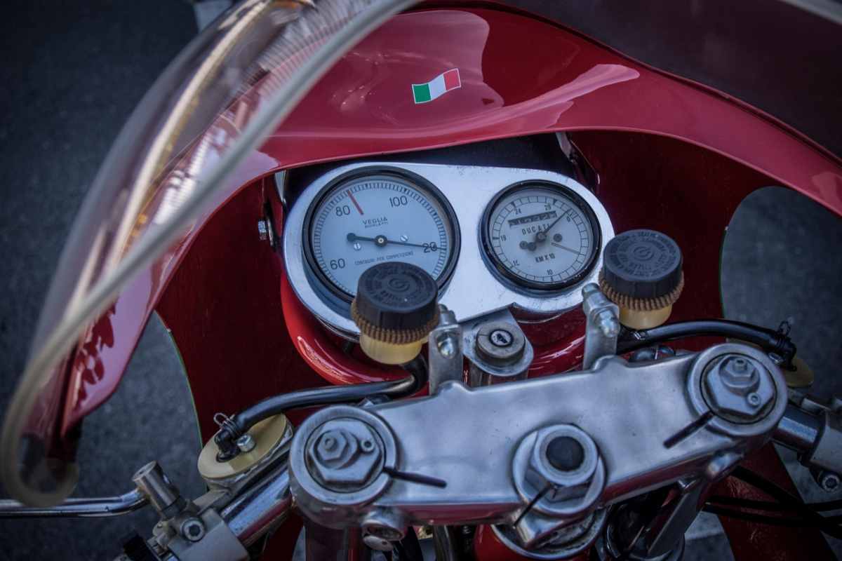 Il cruscotto di una moto Ducati