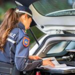 Poliziotta intenta a fare una multa