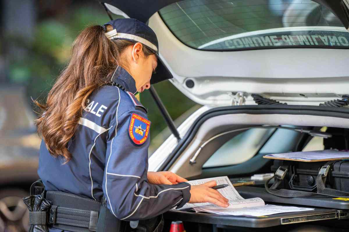 Poliziotta intenta a fare una multa