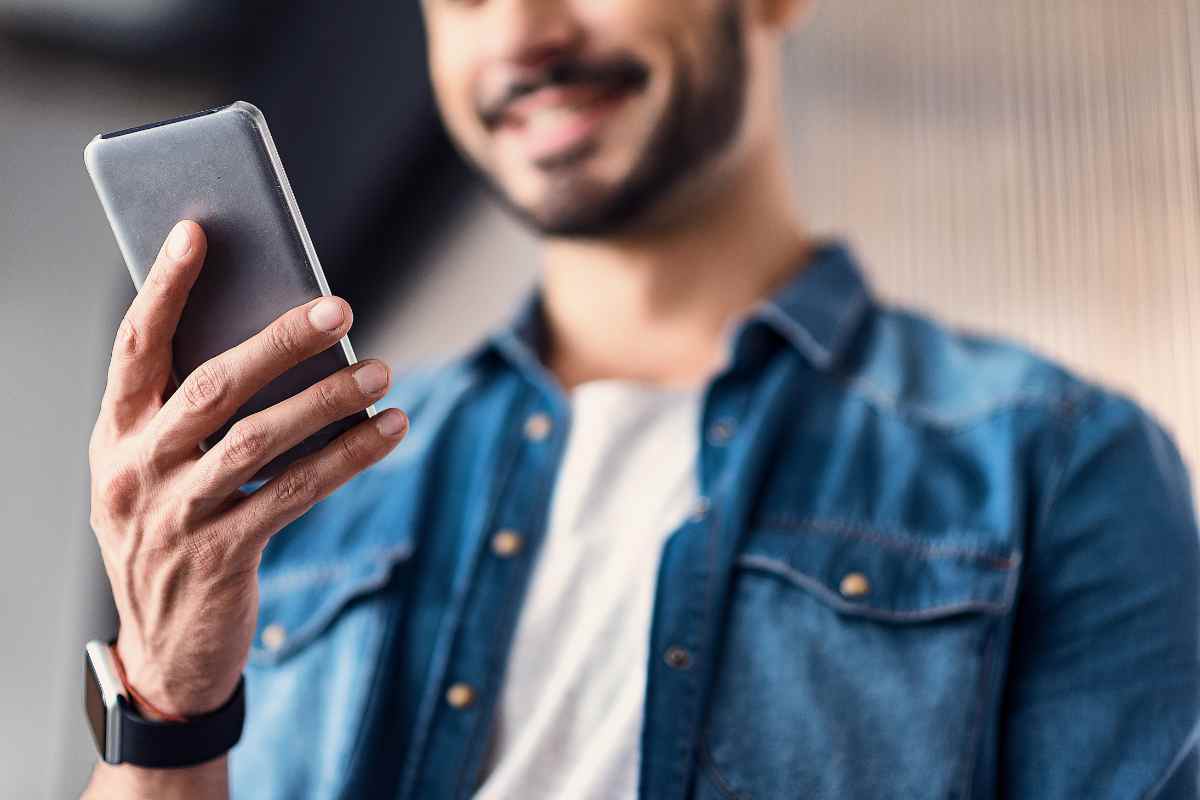 Persona che utilizza lo smartphone