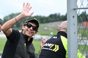 Valentino Rossi saluta il pubblico