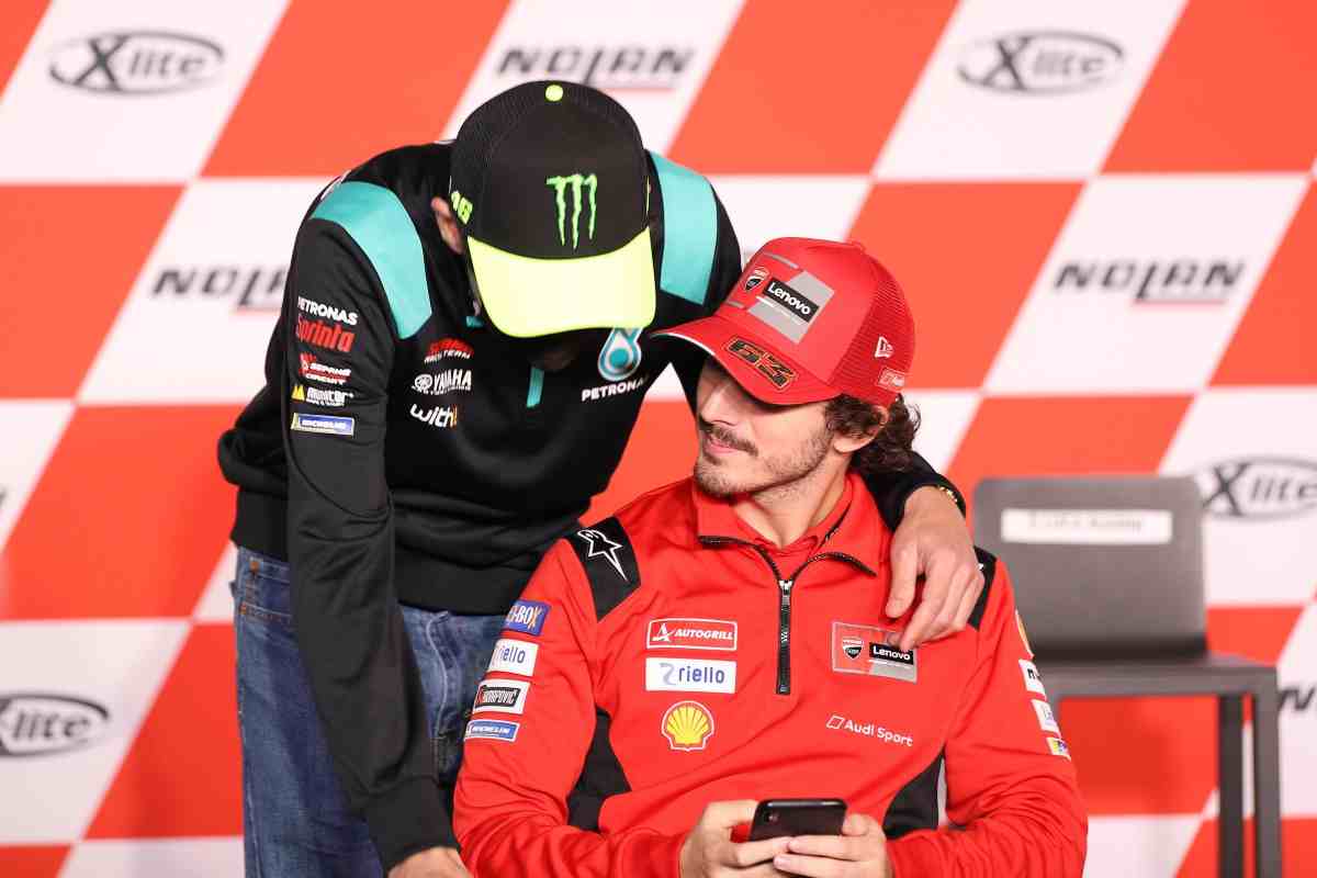 Valentino Rossi e Bagnaia a colloquio