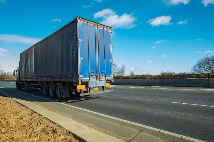 Camion in autostrada: scatteranno i divieti
