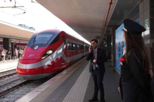 Un treno Frecciarossa in stazione a Napoli