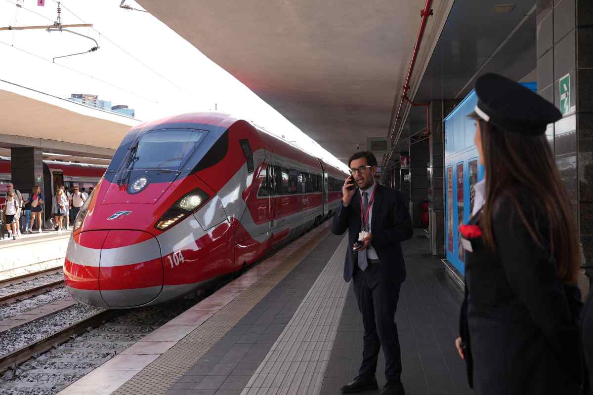 Un treno Frecciarossa in stazione a Napoli