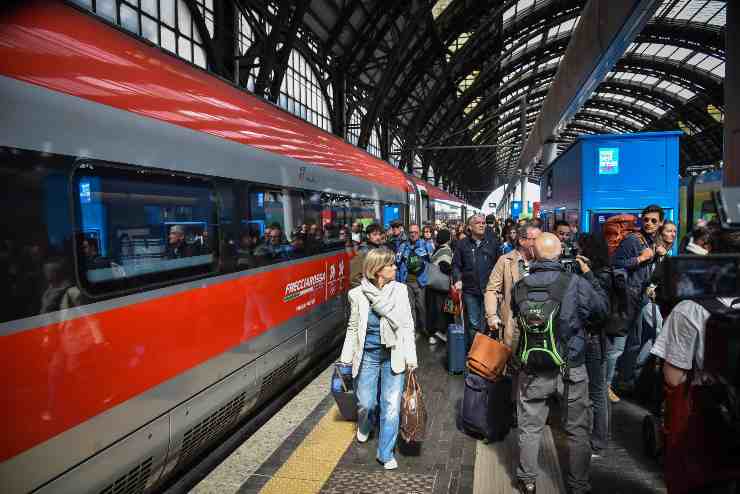 Passeggeri scendono da un Frecciarossa