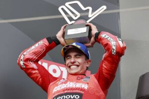 Marc Marquez esulta sul podio