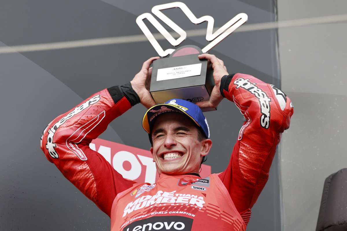 Marc Marquez esulta sul podio
