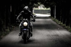 Una moto in strada