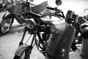 Moto e scooter parcheggiati