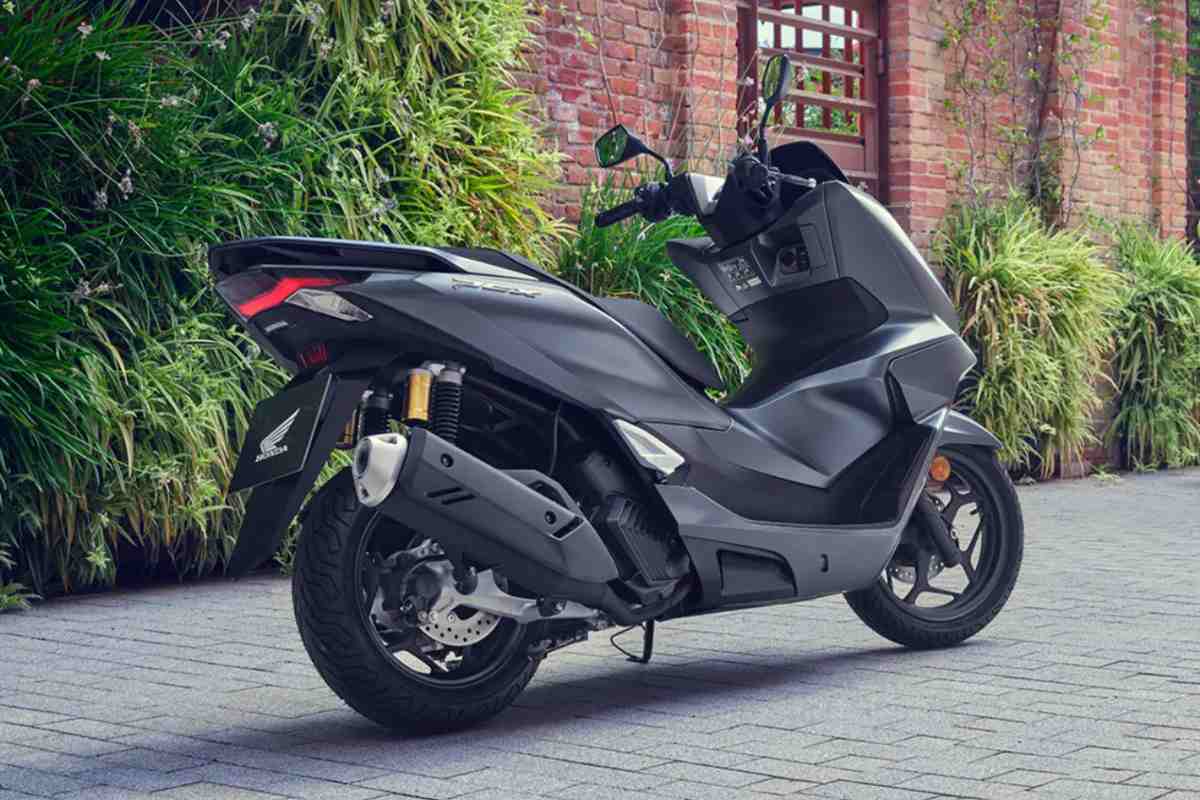 Honda PCX parcheggiato