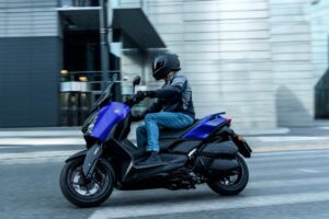 Yamaha X-Max in strada