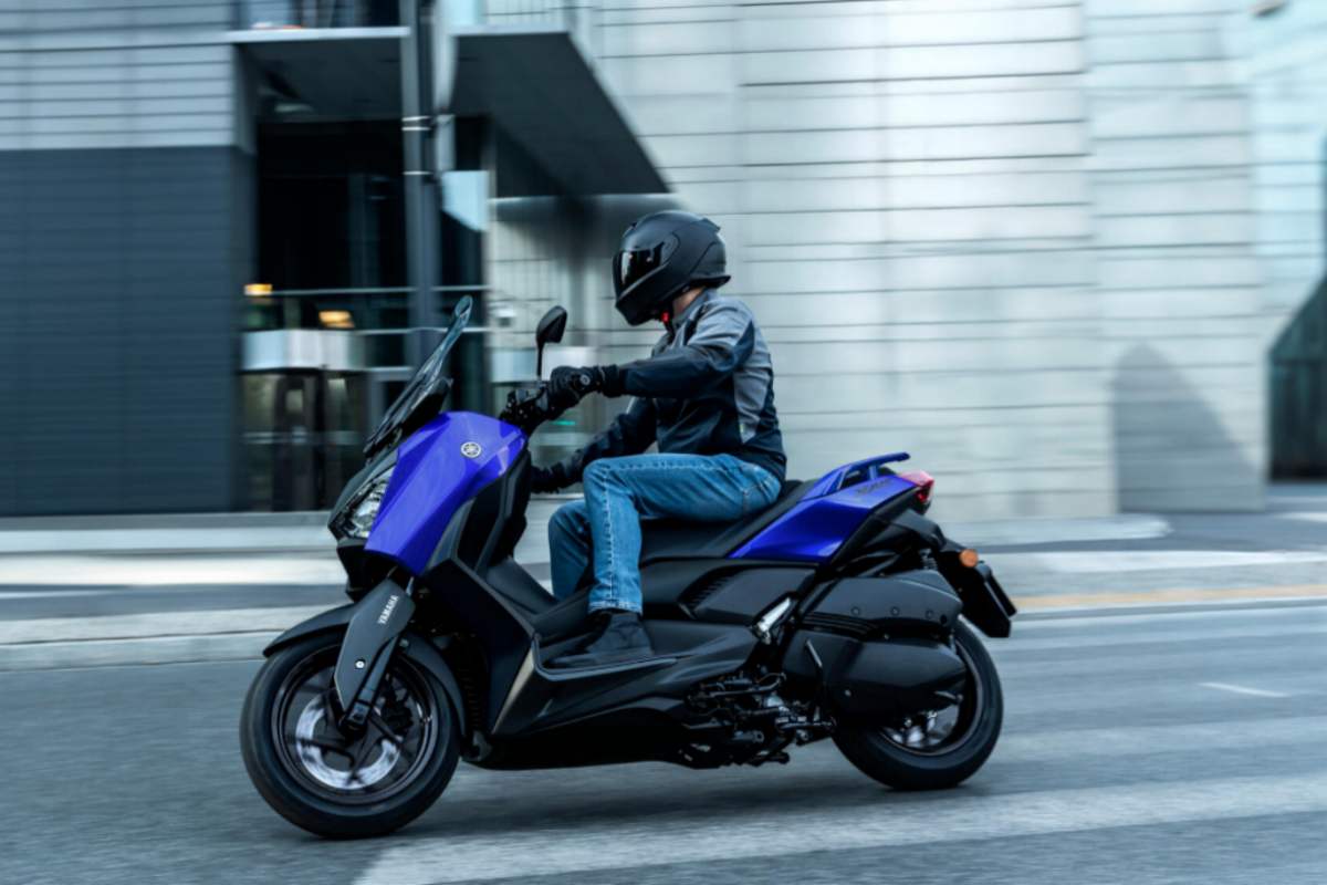 Yamaha X-Max in strada