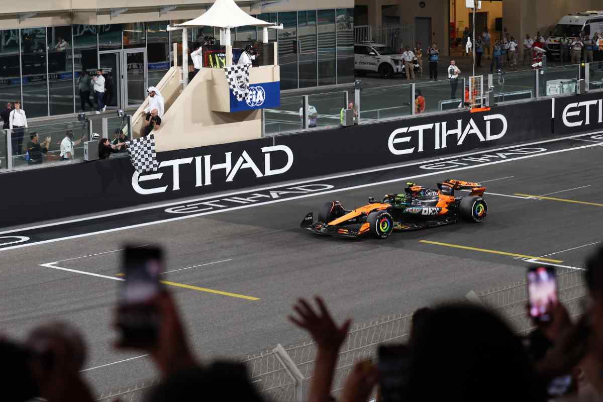 una monoposto di Formula 1 taglia il traguardo