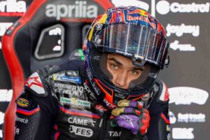 Jorge Martin al box di Aprilia