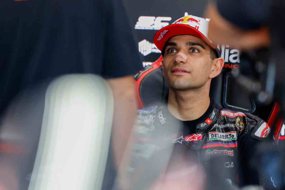 Jorge Martin al box Aprilia