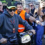 Valentino Rossi in sella a uno scooter