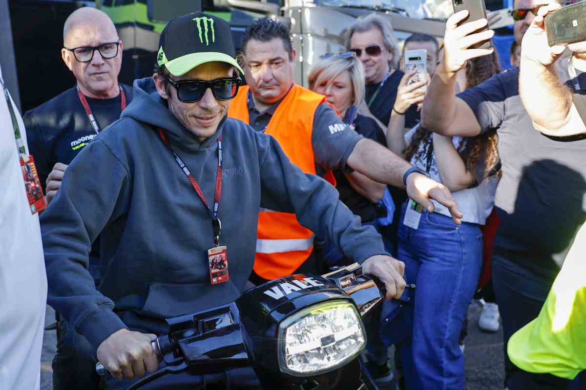 Valentino Rossi in sella a uno scooter