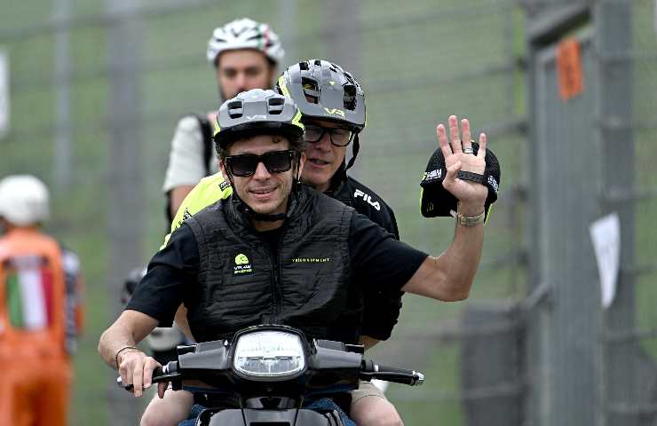 Valentino Rossi su uno scooter
