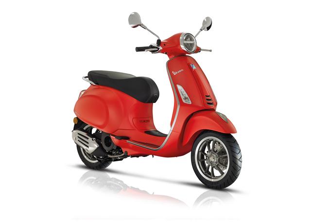 uno scooter di colore rosso