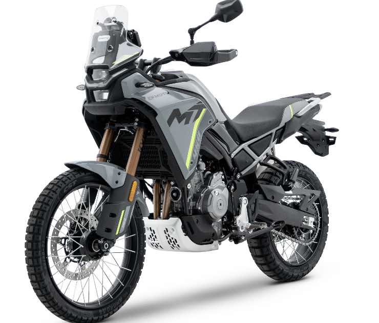moto cfmoto enduro stradale 450 MT